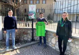 Jacopo Giamello con Valter Marino e Franca Aimar, due degli organizzatori della Fitwalking solidale,  i cui proventi di una scorsa edizione hanno, tra l'altro, finanziato una delle tante postazioni Dae disseminate sul territorio comunale